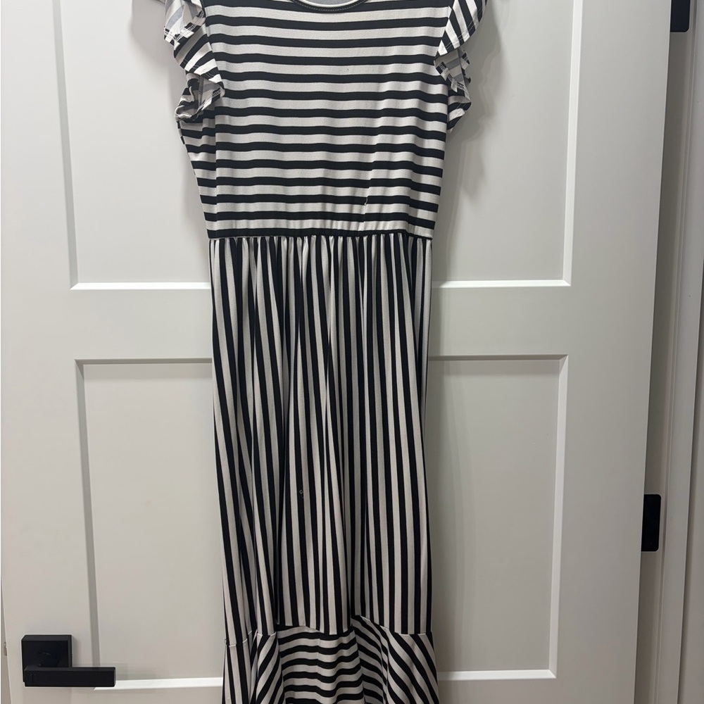 ReBorn Summer Vacation Ready Flowy Black and White Midi Dress. Size M
